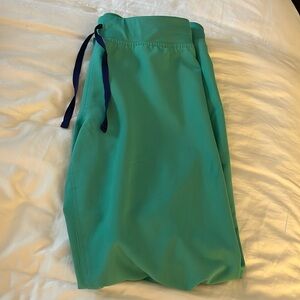 Figs medium petite Livingston scrub pants!